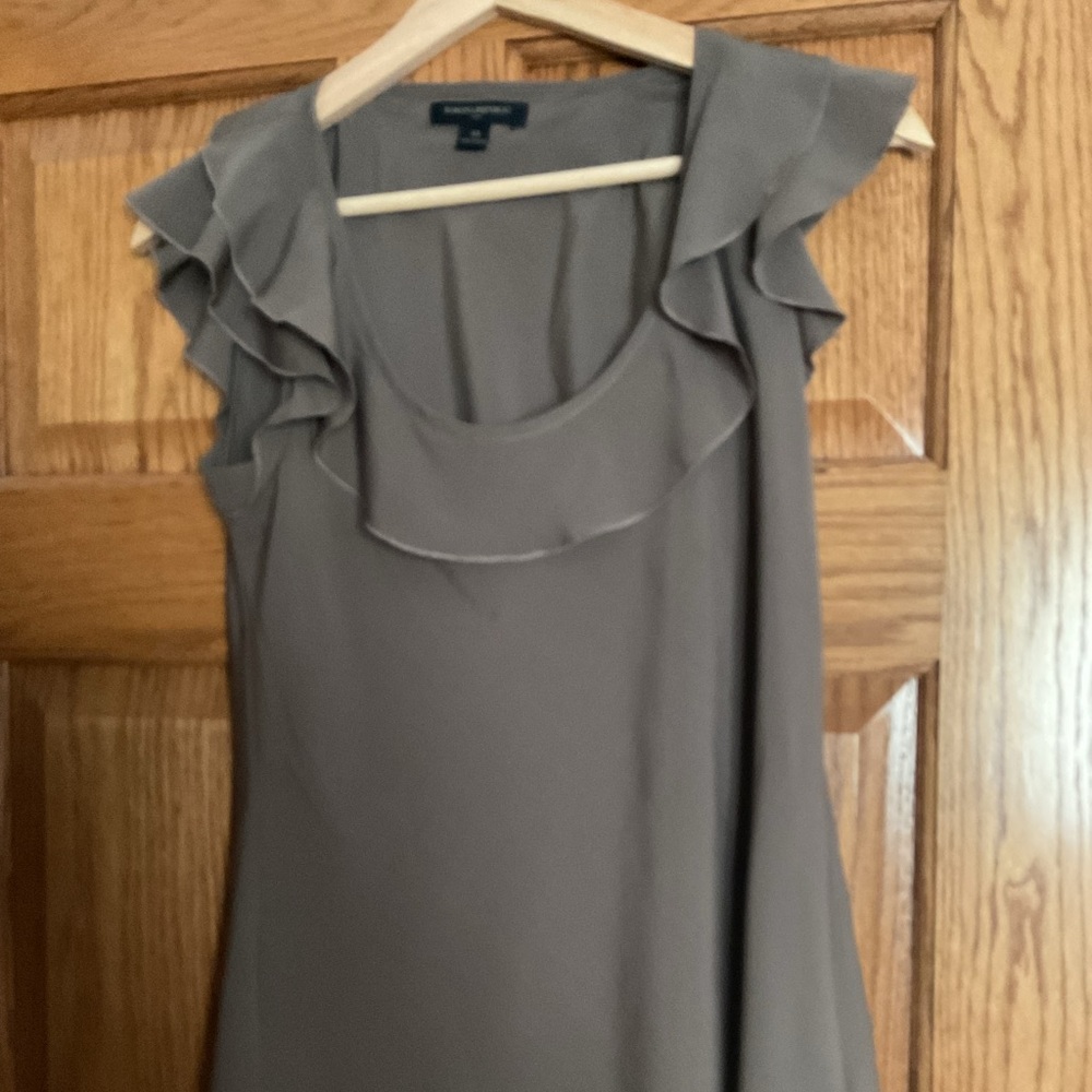 Chic Banana Republic Ruffled Sleeveless Blouse in Taupe Brown XS